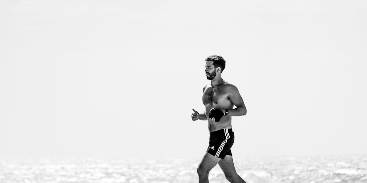 Combinações de acessórios para complementar seu biquíni ao tomar sol